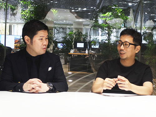 アラタナ・松清健一執行役員営業部長（写真右）とインターファクトリー・窪田陽平製品企画部副部長